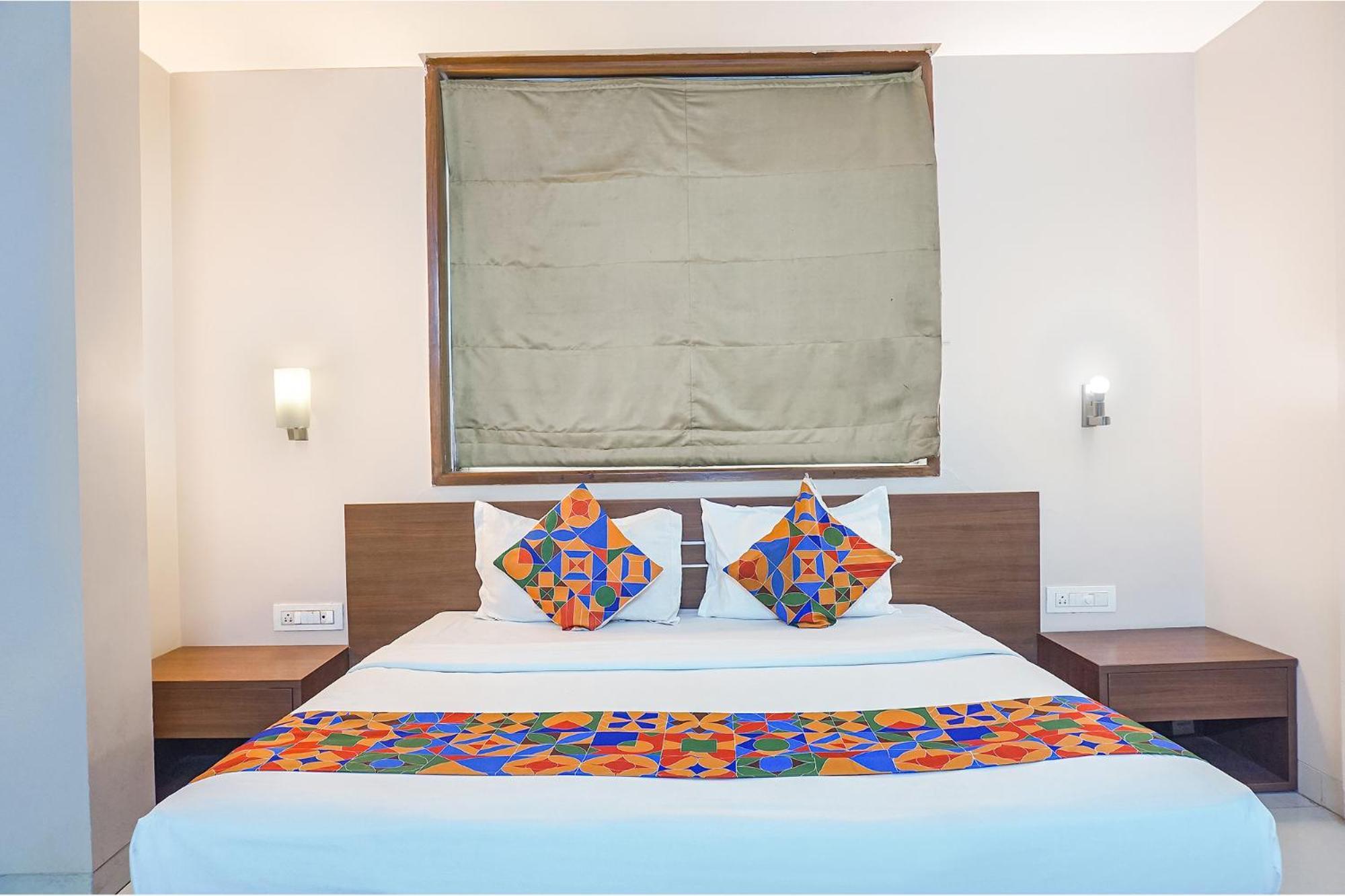Fabhotel Classic Executive Phursungi Bagian luar foto