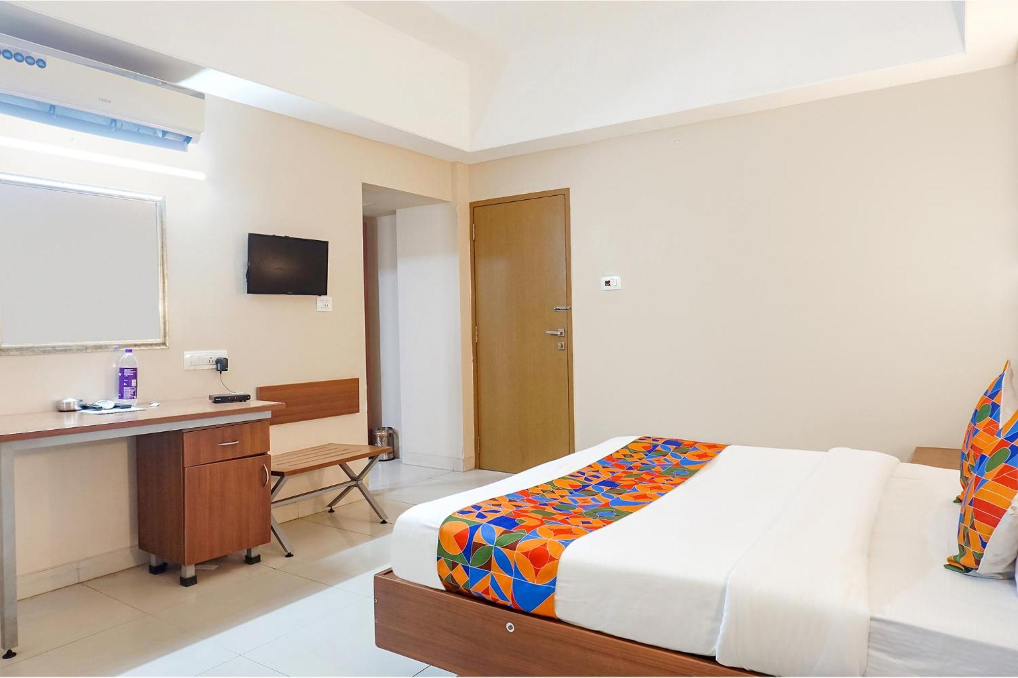 Fabhotel Classic Executive Phursungi Bagian luar foto